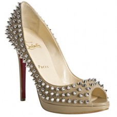 Décolleté Christian Louboutin Yolanda Spikes 120mm con punta aperta, beige