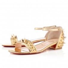 Sandali piatti Druide di Christian Louboutin, colore oro.